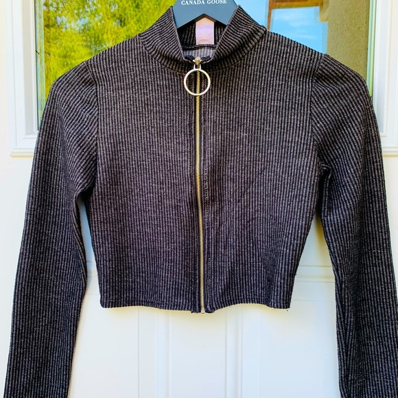 Cropped top with full length sleeves - Picture 1 of 3